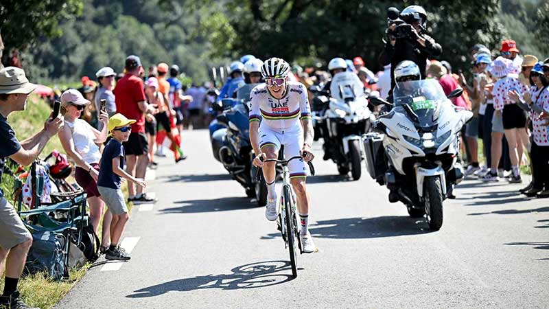 Pogačar da un golpe en el Tour de Francia: gana en solitario la etapa 12 y se viste de amarillo