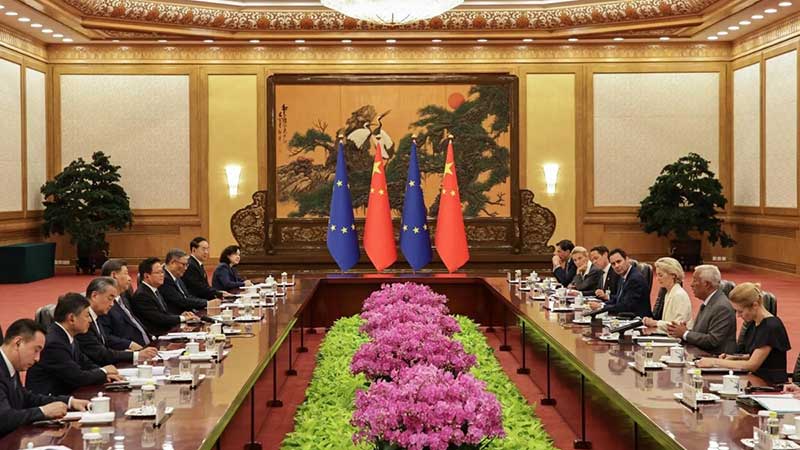 Tensiones comerciales y sintonía sobre el clima en una cumbre fría entre UE y China