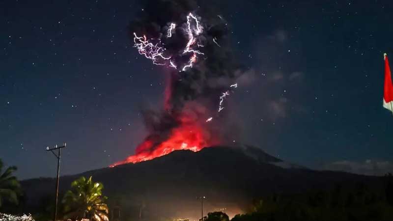 Volcán Lewotobi Laki‑Laki emite columna de ceniza de 10 km en Indonesia
