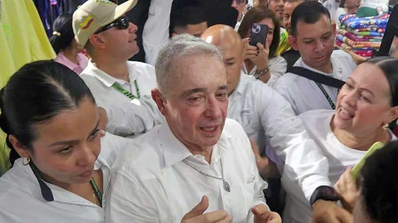 El expresidente Álvaro Uribe recibe la boleta de libertad y convoca a un primer acto público en Colombia