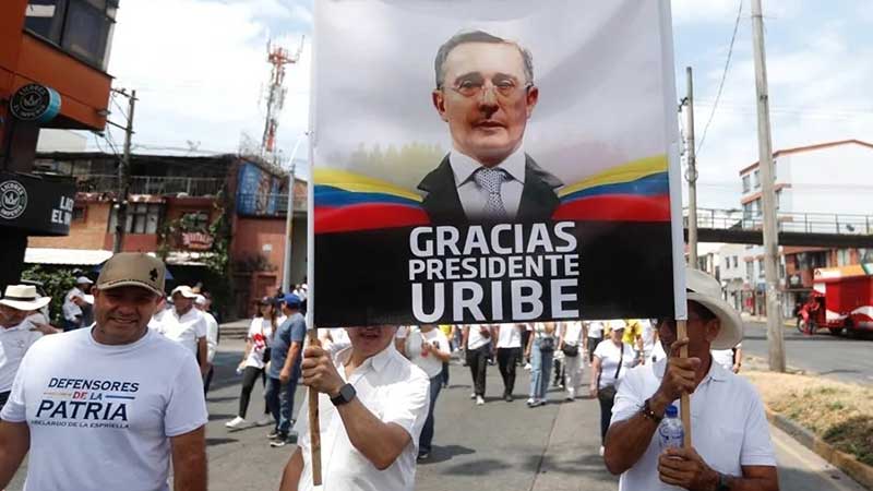 El expresidente Álvaro Uribe recibe la boleta de libertad y convoca a un primer acto público en Colombia