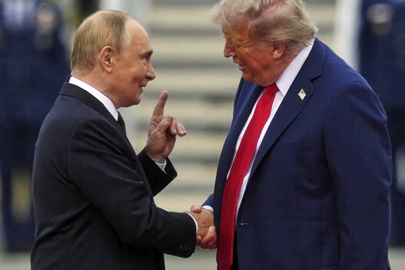 Trump dice que no hay acuerdo para acabar guerra en Ucrania; Putin dice que hubo 'entendimiento'