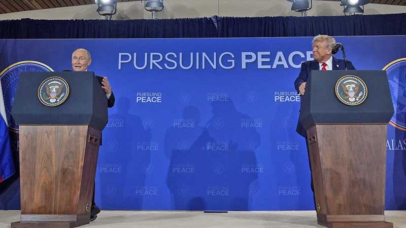 Trump dice que no hay acuerdo para acabar guerra en Ucrania; Putin dice que hubo 'entendimiento'