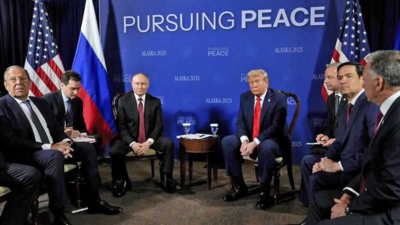 Trump dice que no hay acuerdo para acabar guerra en Ucrania; Putin dice que hubo 'entendimiento'