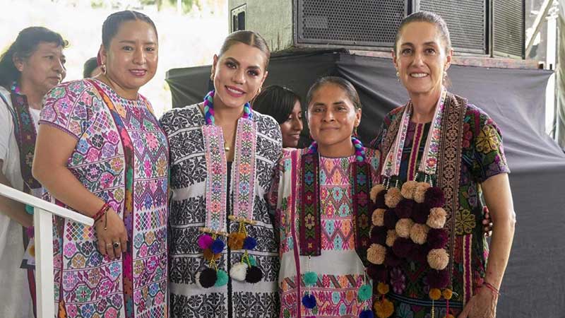 Presidenta Claudia Sheinbaum entrega Créditos a la Palabra a mujeres artesanas de Amuzgo