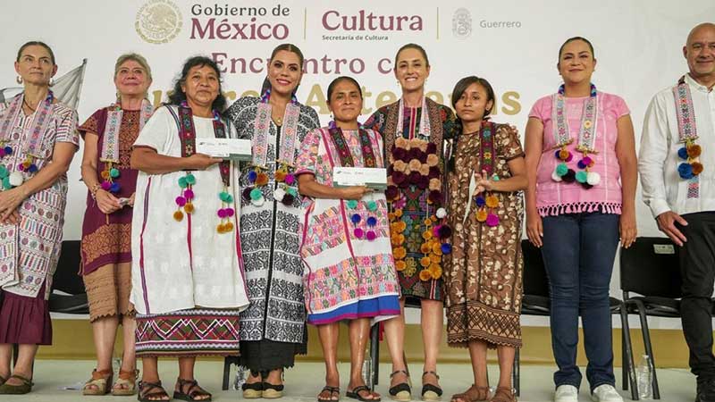 Presidenta Claudia Sheinbaum entrega Créditos a la Palabra a mujeres artesanas de Amuzgo