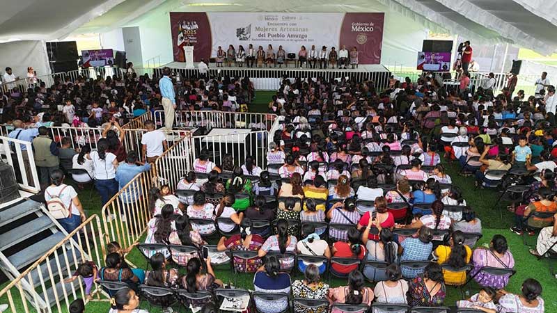 Presidenta Claudia Sheinbaum entrega Créditos a la Palabra a mujeres artesanas de Amuzgo