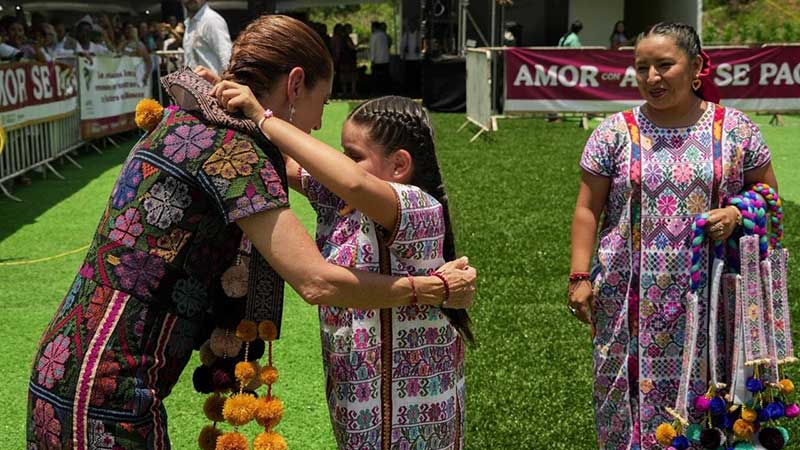 Presidenta Claudia Sheinbaum entrega Créditos a la Palabra a mujeres artesanas de Amuzgo