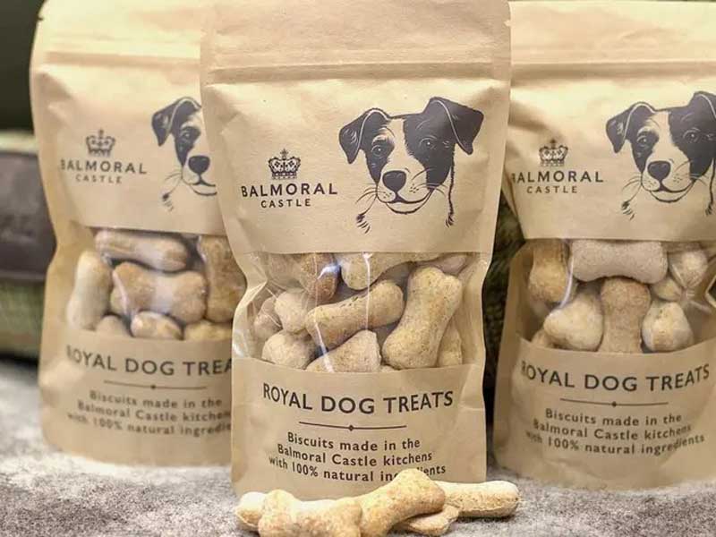 El rey Carlos III expande su imperio con productos gourmet para mascotas