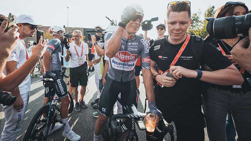 Jasper Philipsen: «Un sueño estrenar el maillot rojo después de la caída en el Tour»