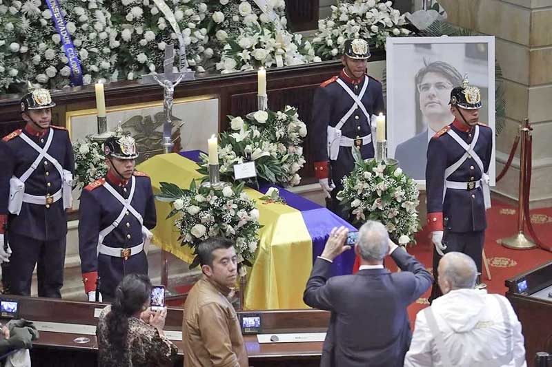 El público despide al senador Miguel Uribe Turbay en el Capitolio Nacional de Colombia