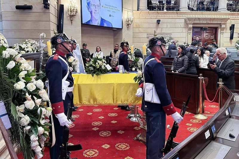 El público despide al senador Miguel Uribe Turbay en el Capitolio Nacional de Colombia