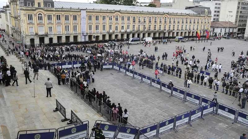 El público despide al senador Miguel Uribe Turbay en el Capitolio Nacional de Colombia