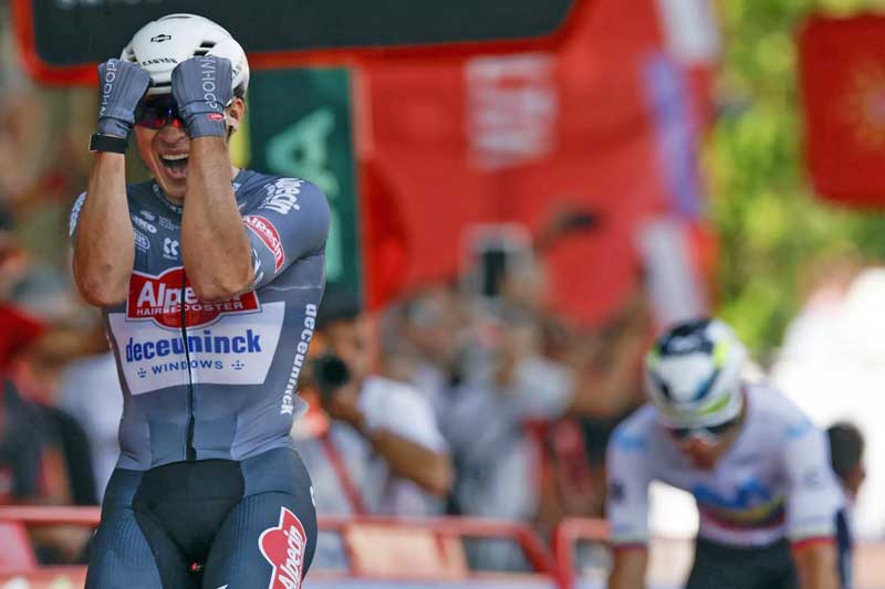 Jasper Philipsen: «Un sueño estrenar el maillot rojo después de la caída en el Tour»