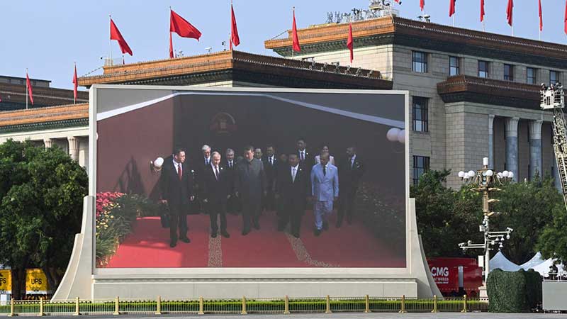 Líderes de China, Rusia y Corea del Norte presencian enorme desfile militar en Pekín