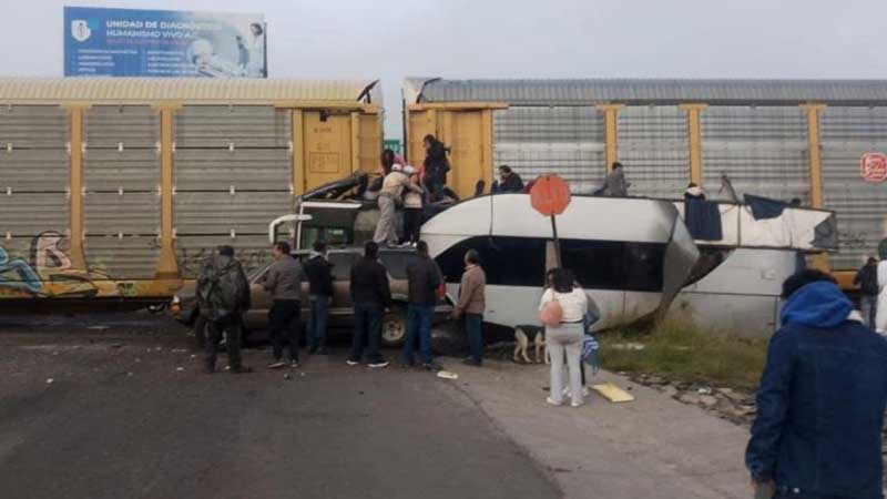 Choque de tren y autobús en Atlacomulco deja al menos 8 muertos y 45 heridos