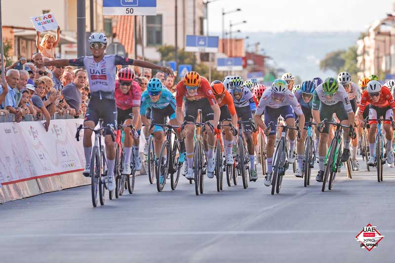 Del Toro vuelve a ganar en día récord para UAE Emirates