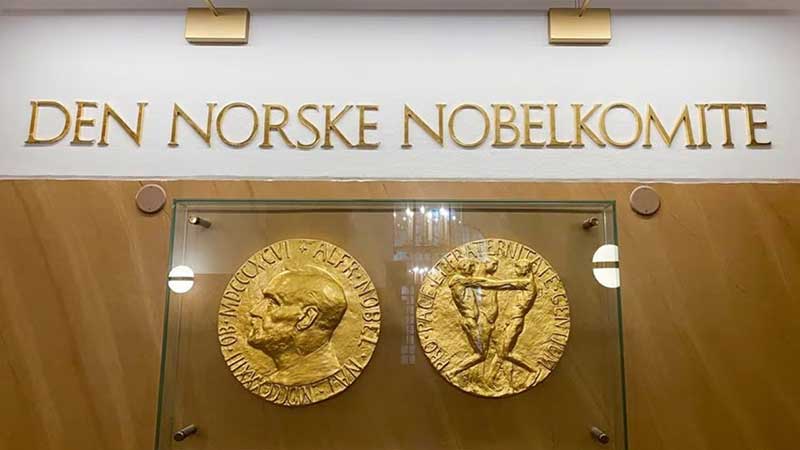 Perfilan a Aira, Carson, Murnane, Xue y para llevarse el Premio Nobel de Literatura 2025