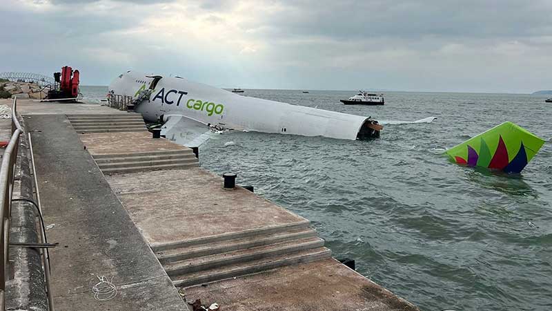 Accidente aéreo en Hong Kong: Mueren dos trabajadores tras aterrizaje fallido de avión de carga procedente de Dubái