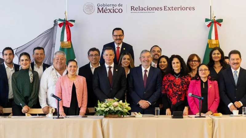Se reúnen senadores con Juan Ramón de la Fuente