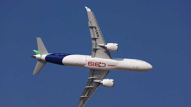 El fabricante chino COMAC presenta su avión C919 en el Salón Aeronáutico de Dubái
