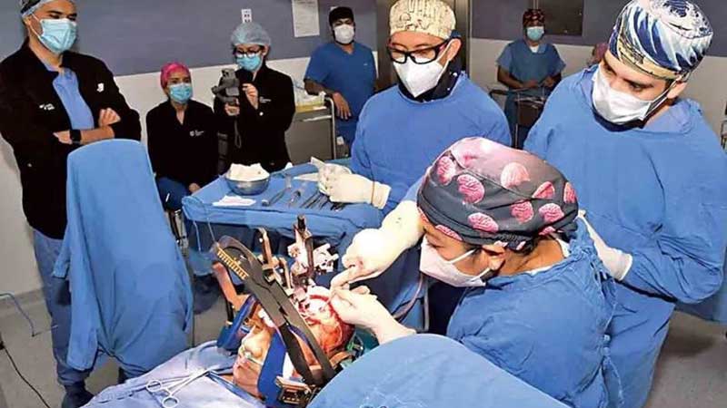 Marina avanza a la vanguardia en neurocirugía: cirugías de Parkinson con tecnología de punta