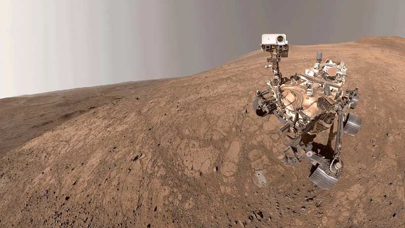 Explorador de Marte se toma un selfie mientras pasa torbellino de polvo marciano