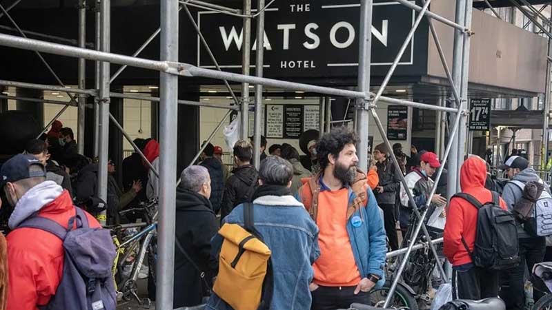 El alcalde Mamdani ordena revisar los refugios de inmigrantes de Nueva York tras las críticas por sus condiciones